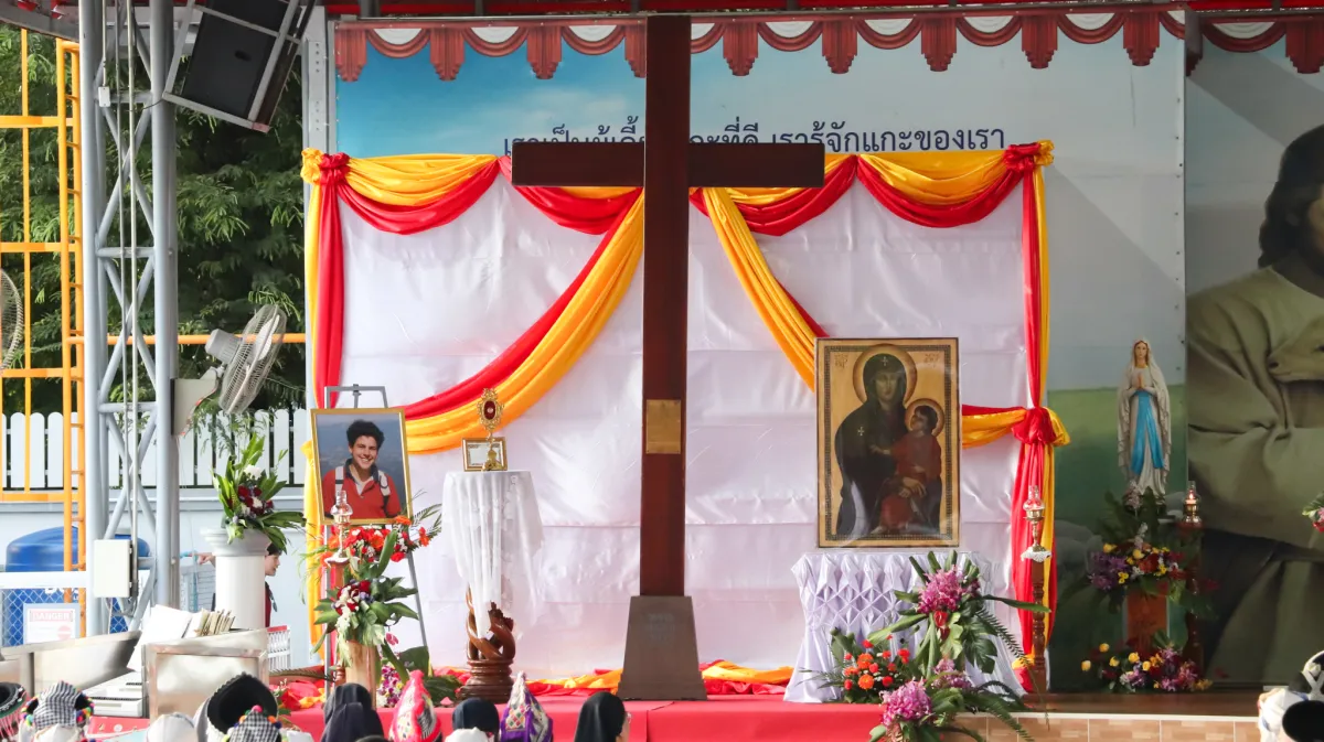นมัสการไม้กางเขนศักดิ์สิทธิ์ และพระธาตุนักบุญคาร์โลอาคูติส