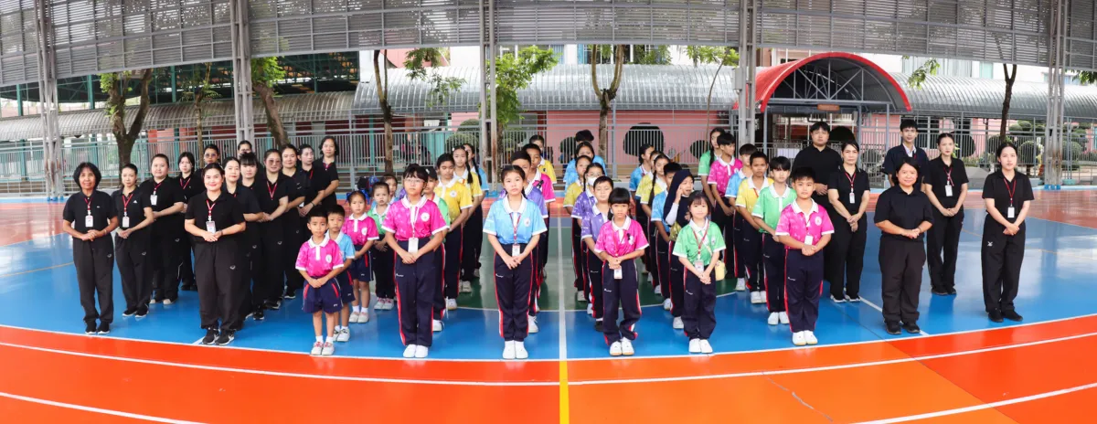คณะครูและนักเรียนผู้เข้าร่วม การแข่งขันงานศิลปหัตถกรรมนักเรียน ครั้งที่ 73 เข้ารับพรและโอวาทจากท่านผู้อำนวยการโรงเรียน