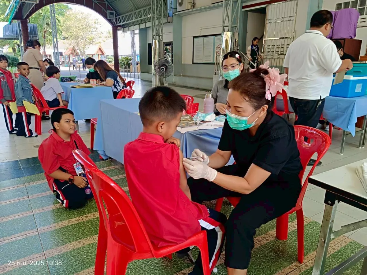 ฉีดวัคซีนเสริมภูมิคุ้มกันในนักเรียนชั้นประถมศึกษาปีที่ 1-2 และวัคซีนป้องกันคอตีบ-บาดทะยักของนักเรียนชั้นประถมศึกษาปีที่ 6 เพื่อส่งเสริมสุขภาพที่ดีและเสริมสร้างภูมิคุ้มกันโรค