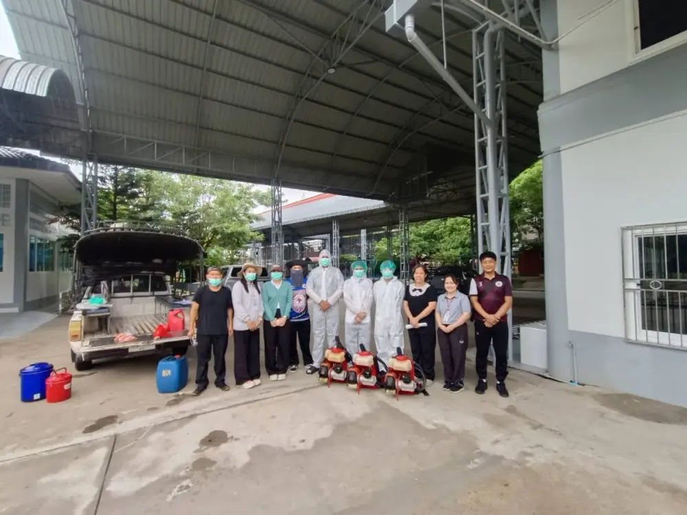 ฉีดพ่นหมอกควันกำจัดยุงและทำลายแหล่งเพาะพันธุ์ยุงทั่วบริเวณโรงเรียน