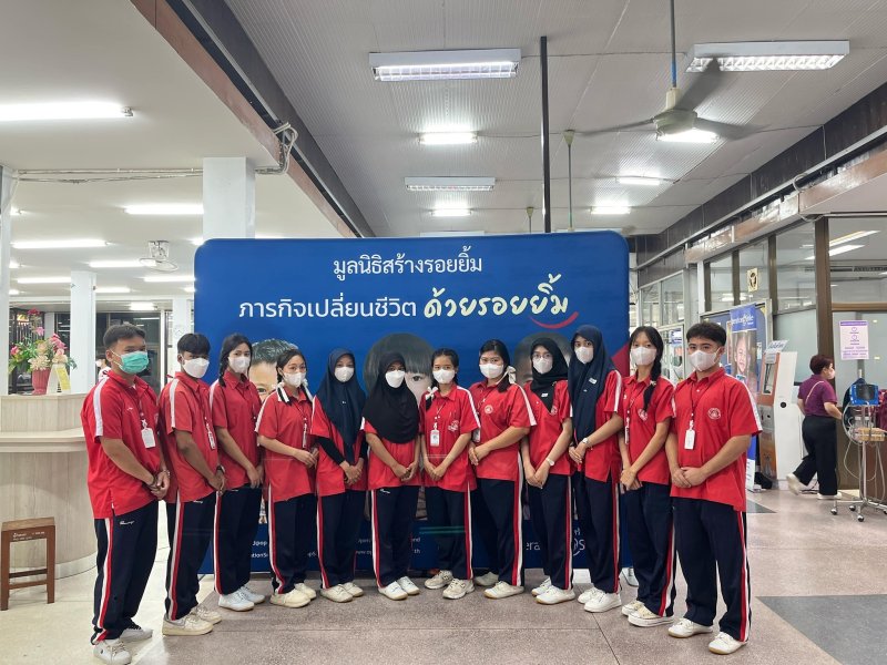 จิตอาสา แปลล่ามภาษาพม่า ภาษาอังกฤษ และช่วยงานบริการด้านต่างๆ ตามโครงการ “สร้างรอยยิ้ม”