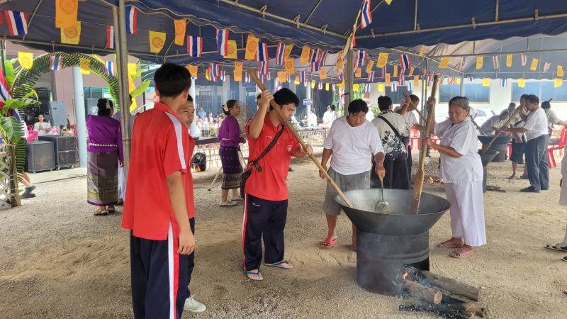 เข้าร่วมกิจกรรม “กวนข้าวทิพย์ใส่ข้าวพระพุทธ” ณ วัดอมราวดี ร่วมกับทางเทศบาลตำบลท่าสายลวด