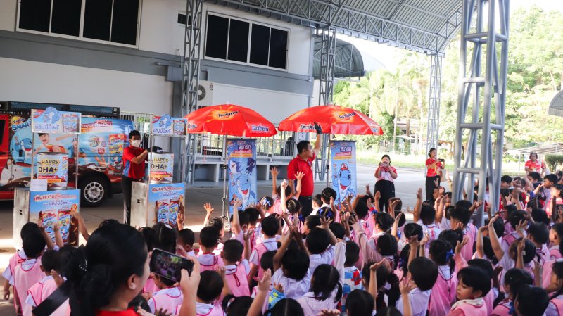 บริษัท เอบี ฟู้ด แอนด์ เบฟเวอร์เรจส์( ประเทศไทย) จำกัด เข้ามามอบเครื่องดื่มโอวัลติลให้แก่เด็กระดับชั้นปฐมวัย - ประถมศึกษาปีที่ 3